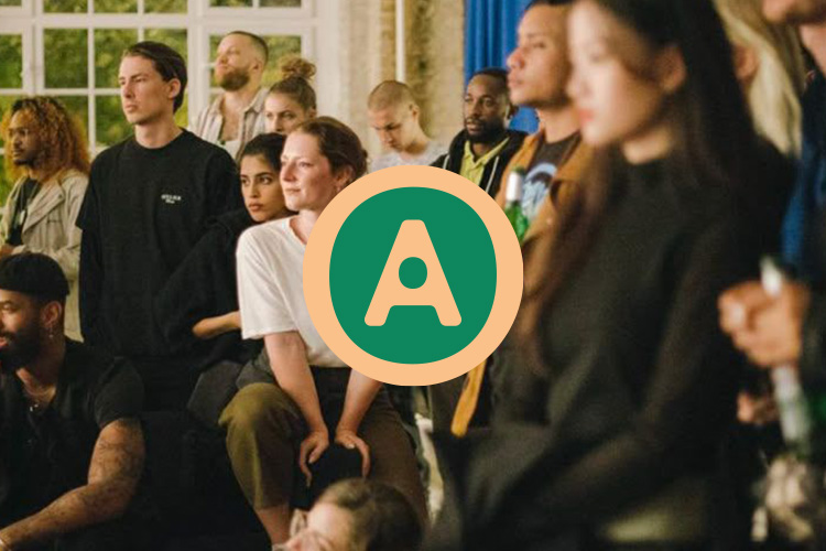 photo d'une assistance composées de jeunes adultes à l'écoute